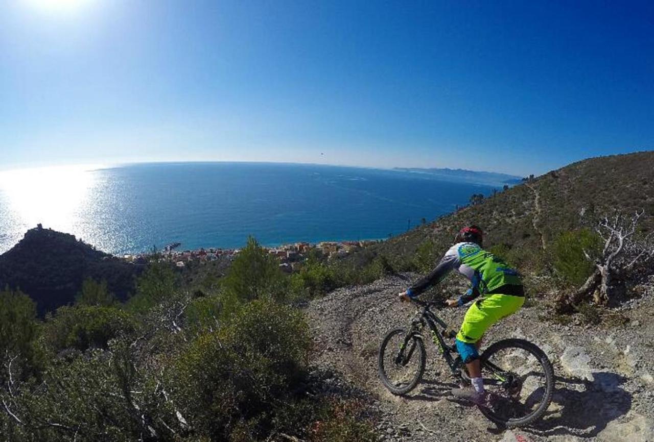 Hotel San Pietro Palace Finale Ligure Kültér fotó